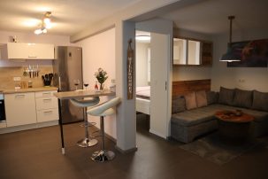Küche und Wohnzimmer